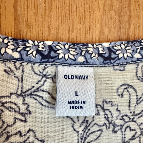 Old Navy Gray Pleated Blouse with V-Neck - Picture 5 of 8